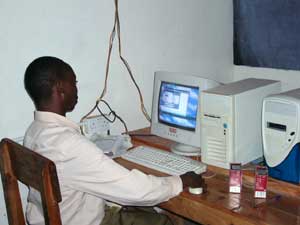 Orfanotrofio Missionario Diocesano in Kenya - Un bambino studia con l'ausilio del computer