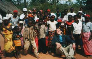 Gianni BITONTI con un gruppo di bambini del Mozambico - Links scelti da www.emigrati.org riguardo ai bambini del Mozambico