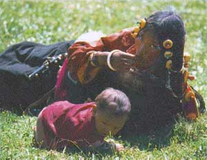 Giovane donna tibetana con il suo bambino